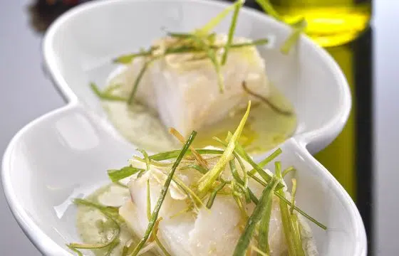 Bacalhau marinado com creme de porrusalda e alho-poró crocante