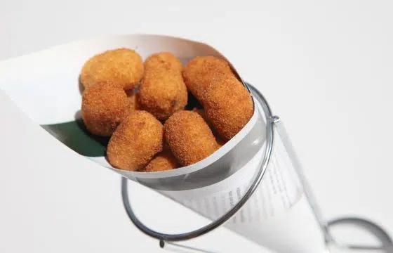 Bocadinhos de croquetes com gambas vermelhas