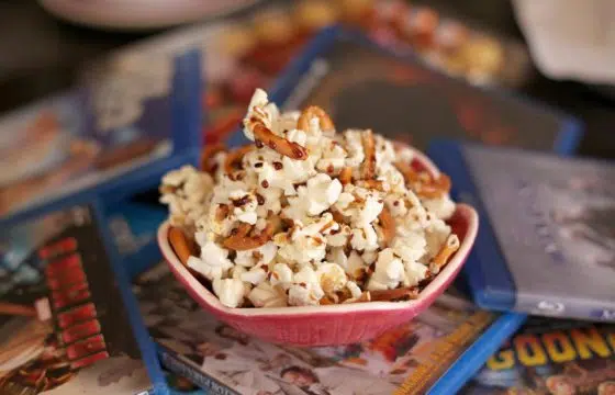 Pipoca doce com caramelo e pretzel