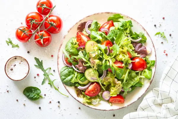 As melhores saladas mediterrâneas com azeite de oliva