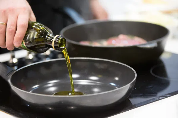 Como é que o azeite é utilizado para cozinhar