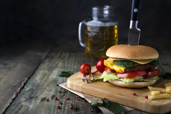 Frischer und saftiger Hamburger auf einem Papier