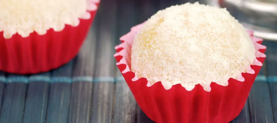 Um clássico revisitado: a chef Elisa Fernandes cria brigadeiro com azeite de oliva