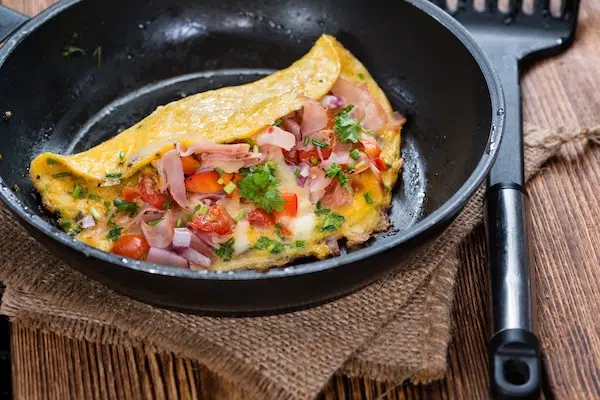 Para um café da manhã saudável, uma omelete brasileira com azeite de oliva