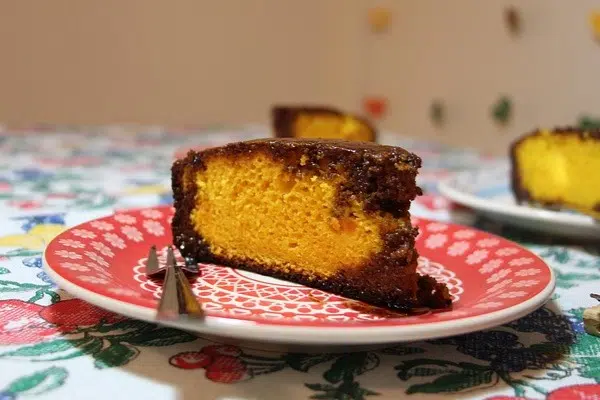 O bolo de cenoura com calda de chocolate