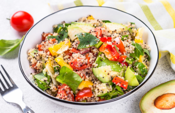 Salada de quinoa com legumes