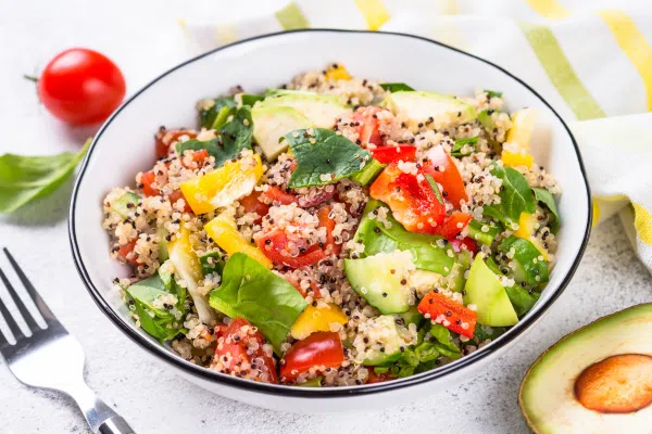 Salada de quinoa com legumes